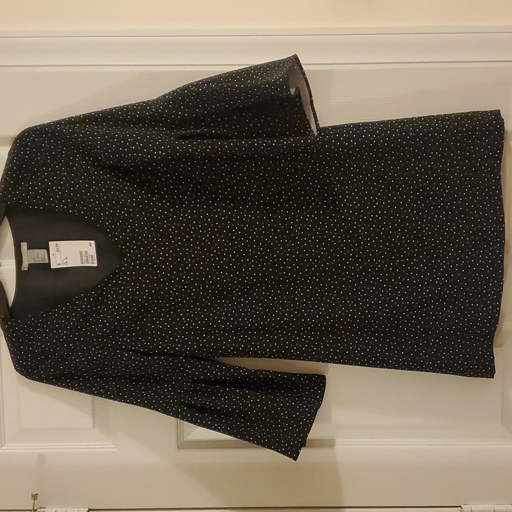 H&M US size 2 Navy dress with white and beige polka dots. Ruffles sleeves